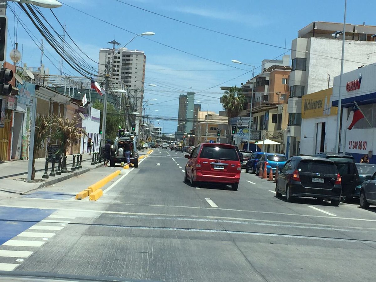 AlvaroJofre's tweet photo. Es NO entender nada! Recién puesta ciclovia calle OHiggins y vehículo estacionado y descargando. @DanySolari @ServiuTarapaca @HombredeRadio https://t.co/dt2w68HNgS