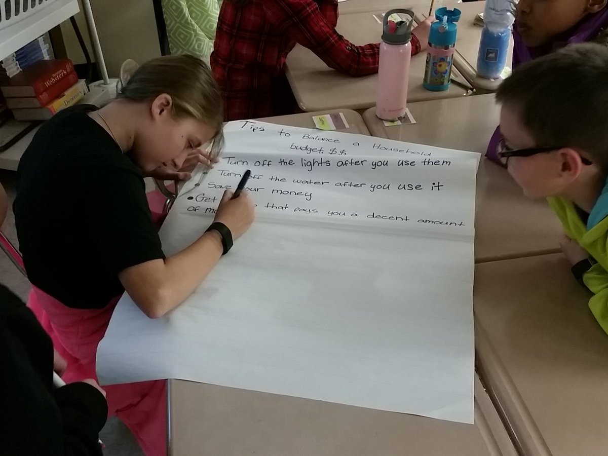 Mrs_KHef's tweet image. Ss collaborate to share tips for a balanced budget. #4E2 @WestLakeElem @RCGib