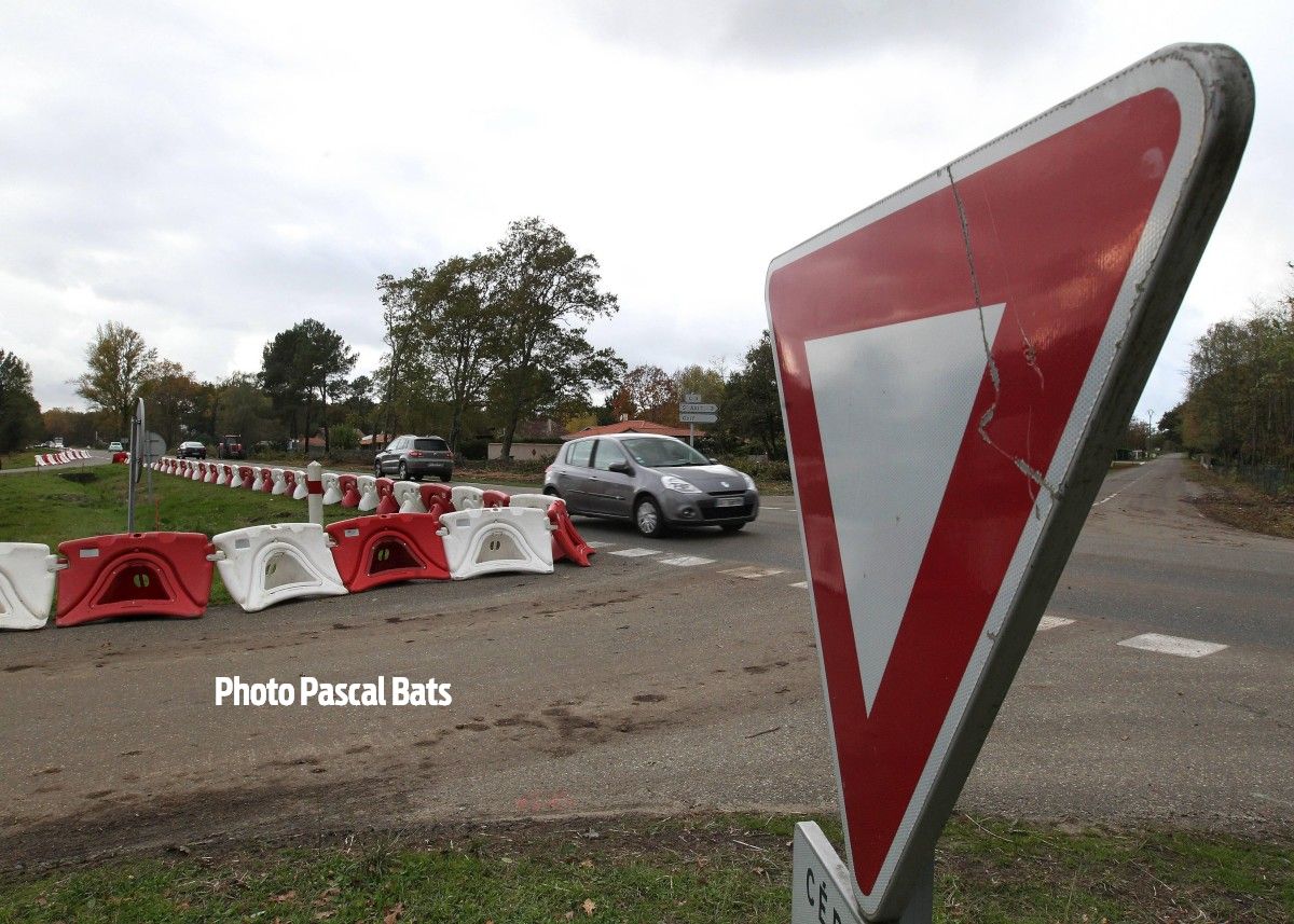 SO_Landes's tweet photo. Perturbations à prévoir la semaine prochaine au rond-points de #SaintAvit. #MontDeMarsan https://t.co/850N4XxOyF https://t.co/GPgAWJFTRO
