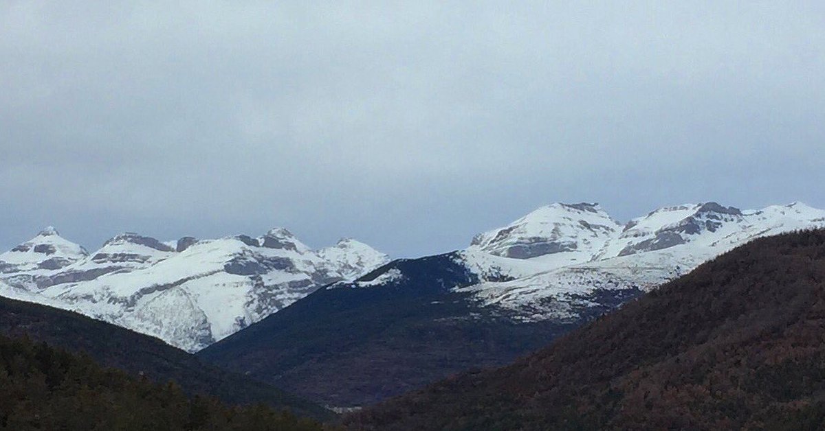 baldito_'s tweet photo. De Collarada a Retona, hoy.  #partacua #valledetena #valledelaragon https://t.co/9IPbd3FWqF