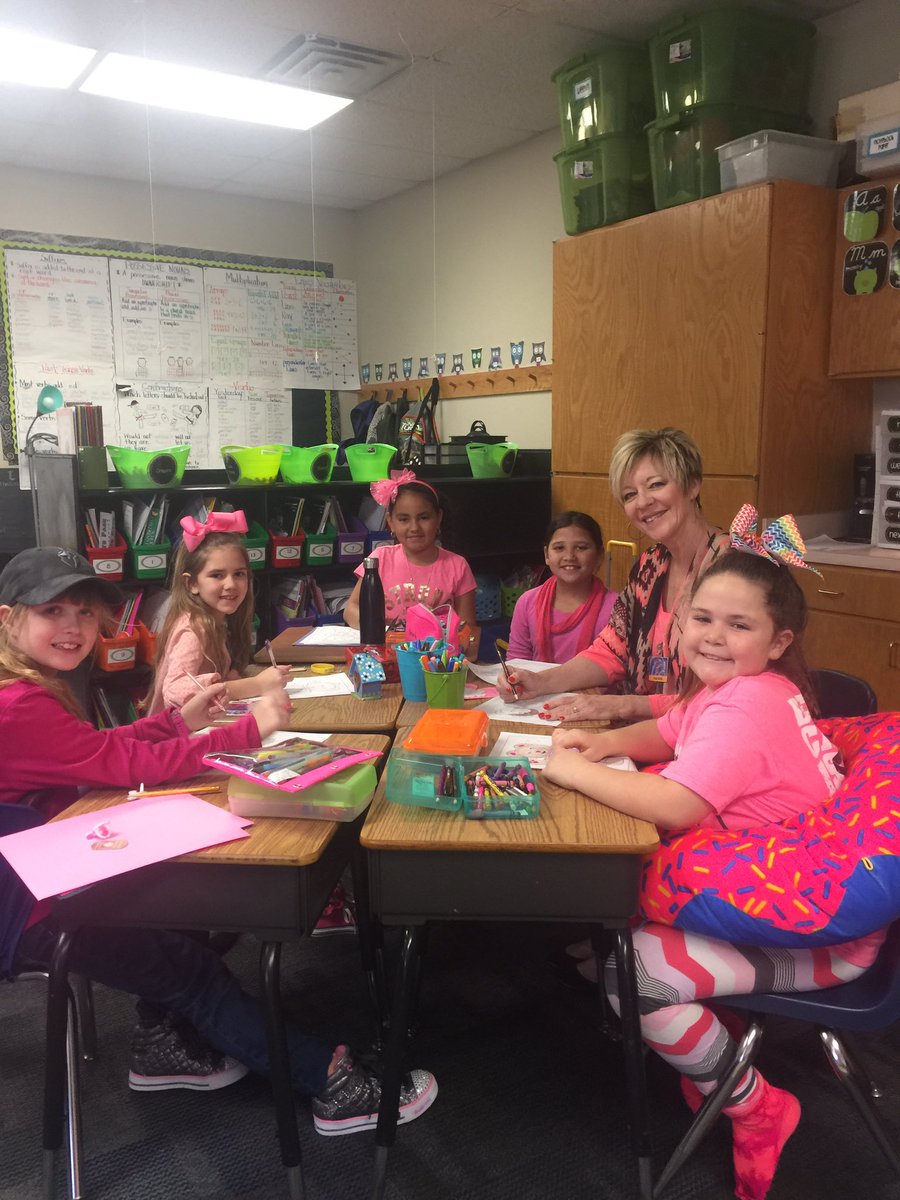WoodOwls's tweet photo. Sometimes you just have to stop the craziness and color❤#thirdgraderocks #ValentinesDay https://t.co/GjKYau3BxS