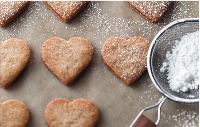 SarabethBakery's tweet photo. I'd come to #sarabeths for a 'purrrrfect' snack--heart-shaped #linzers just in time for #vday 💘 #IfIWasACat https://t.co/mF0vlPYWME
