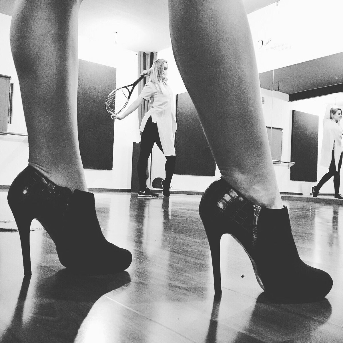 SlavestoMusic_'s tweet photo. Getting ready for saturday #createanemotion #saturday #shooting #tv #rehearsal #dancecompany #highheels #musical #fun #singing https://t.co/D0JVFvBk52