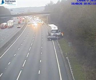 HighwaysSEAST's tweet photo. Traffic stopped #M25 a/c/w btwn J6-J5 #Kent due to a collision btwn a HGV and car. Our @HAnews_seast  #trafficofficers en route.  Delays https://t.co/sIUnfKjmBi
