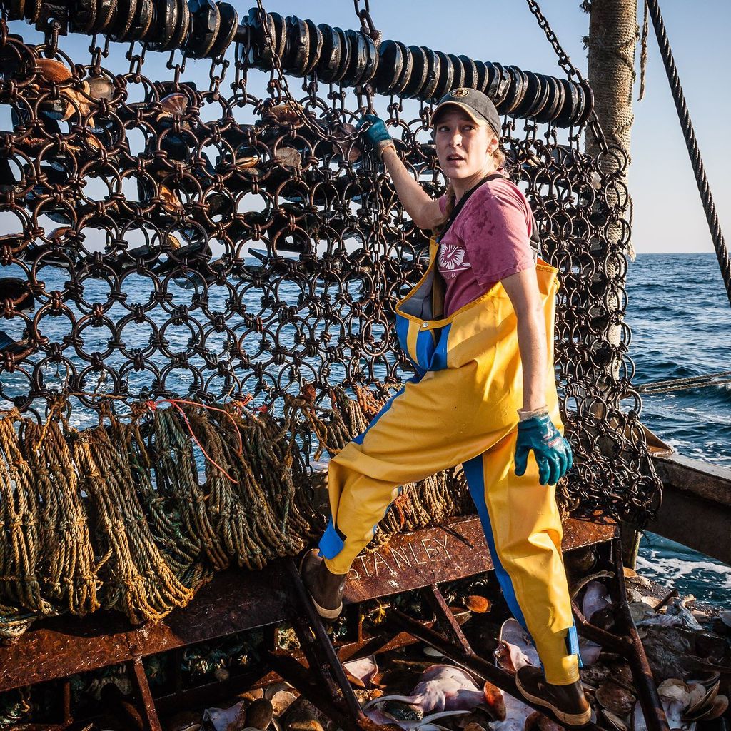 fishy_pictures's tweet photo. Alane getting ready to drop Stanley for another go #chixwhofish #trawlife #scalloping #commercialfishing #knowyourf… https://t.co/XbGRRRmLLL