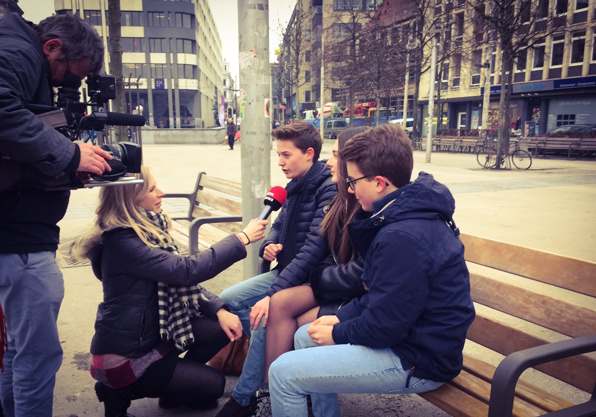 StopDarmkanker's tweet photo. Studenten @Burgerschool Roeselare geven interview aan @JulieColpaert @VTMNIEUWS ๐winnaars #NoXcuseproject #Sanofi #videoclip ๐ https://t.co/HDQjTgWJbm