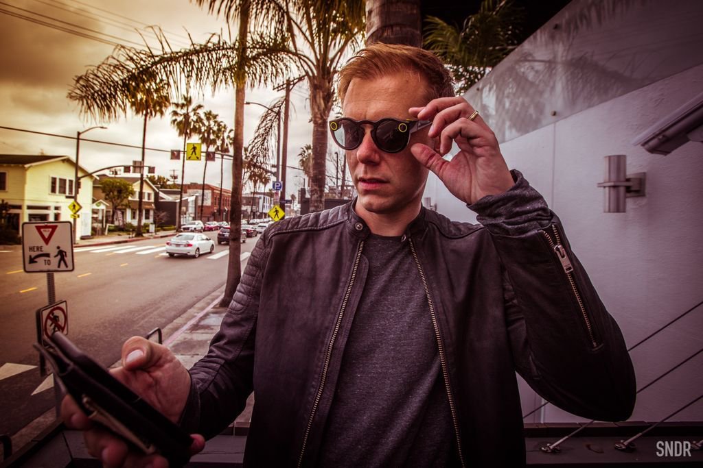 arminvanbuuren's tweet photo. Exploring the city with my @Spectacles! https://t.co/hm27oFSga5