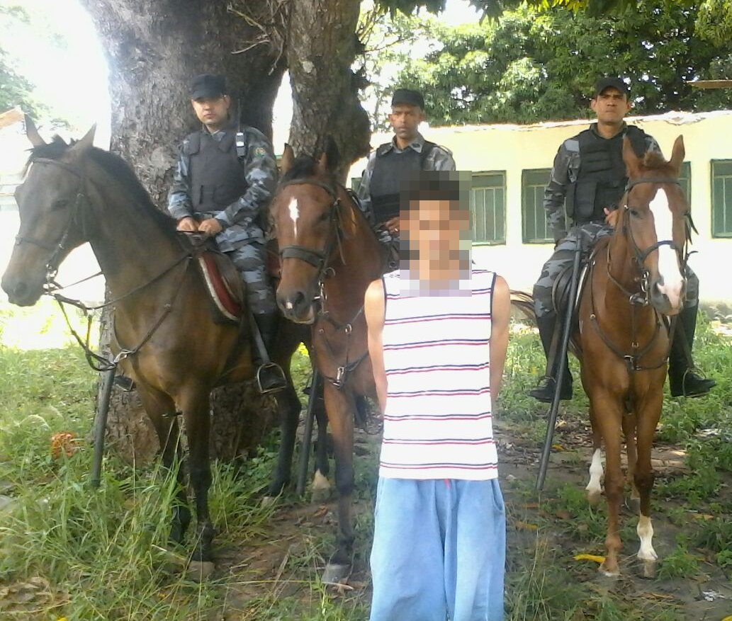 CavalariaPmgo's tweet photo. Foragido de 157 recapturado pela equipe de Cavalaria no Setor Pedro Ludovico. https://t.co/XEF0SwFpL9