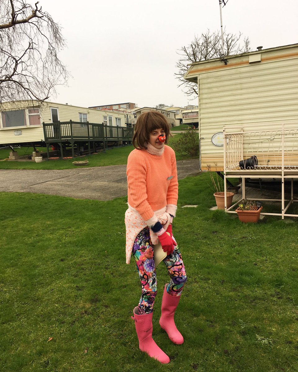 BenandBarbara's tweet photo. It's #sunsetdreams does #comicrelief  - Ben &amp; Barbs talking all things charity related at the park https://t.co/wE0gYw8Upx