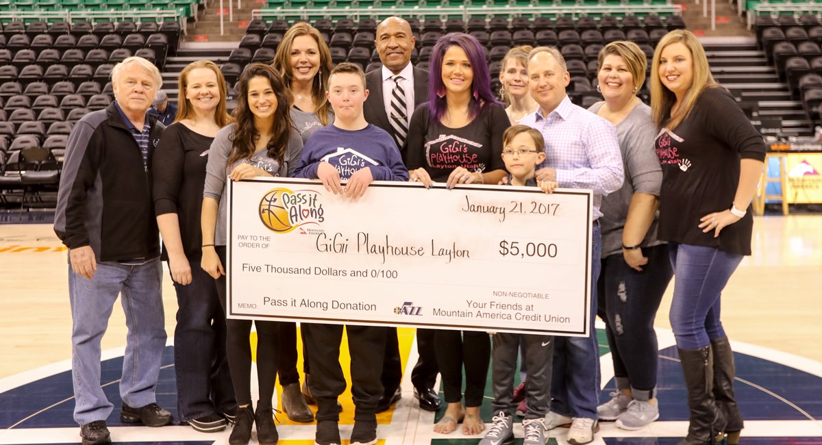 Utah Jazz and @MountainAmerica “Pass It Along” to Edison Elementary.  Details: on.nba.com/2lz4sWj https://t.co/EUNtHYSjZr