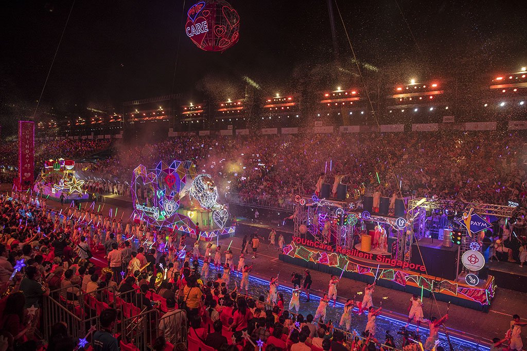 loosplat's tweet photo. #chingay2017 Singapore - fantastic lightshow designed by Javier Tan. Colour, glitz, exuberance & lots of @Robelighting on the parade https://t.co/qaF9KX8wZh