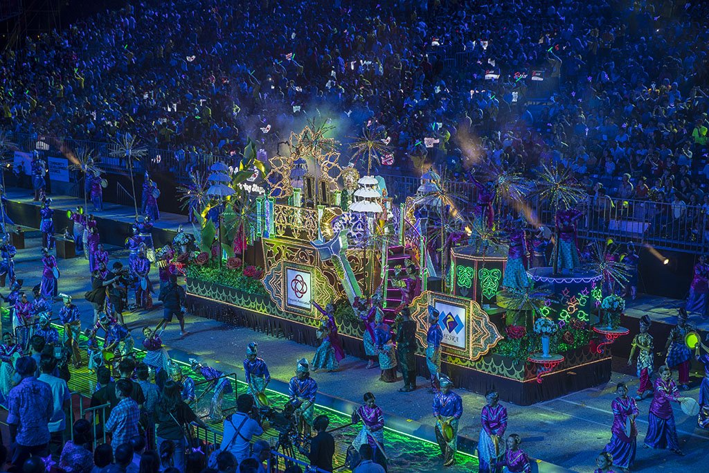loosplat's tweet photo. #chingay2017 Singapore - fantastic lightshow designed by Javier Tan. Colour, glitz, exuberance & lots of @Robelighting on the parade https://t.co/qaF9KX8wZh