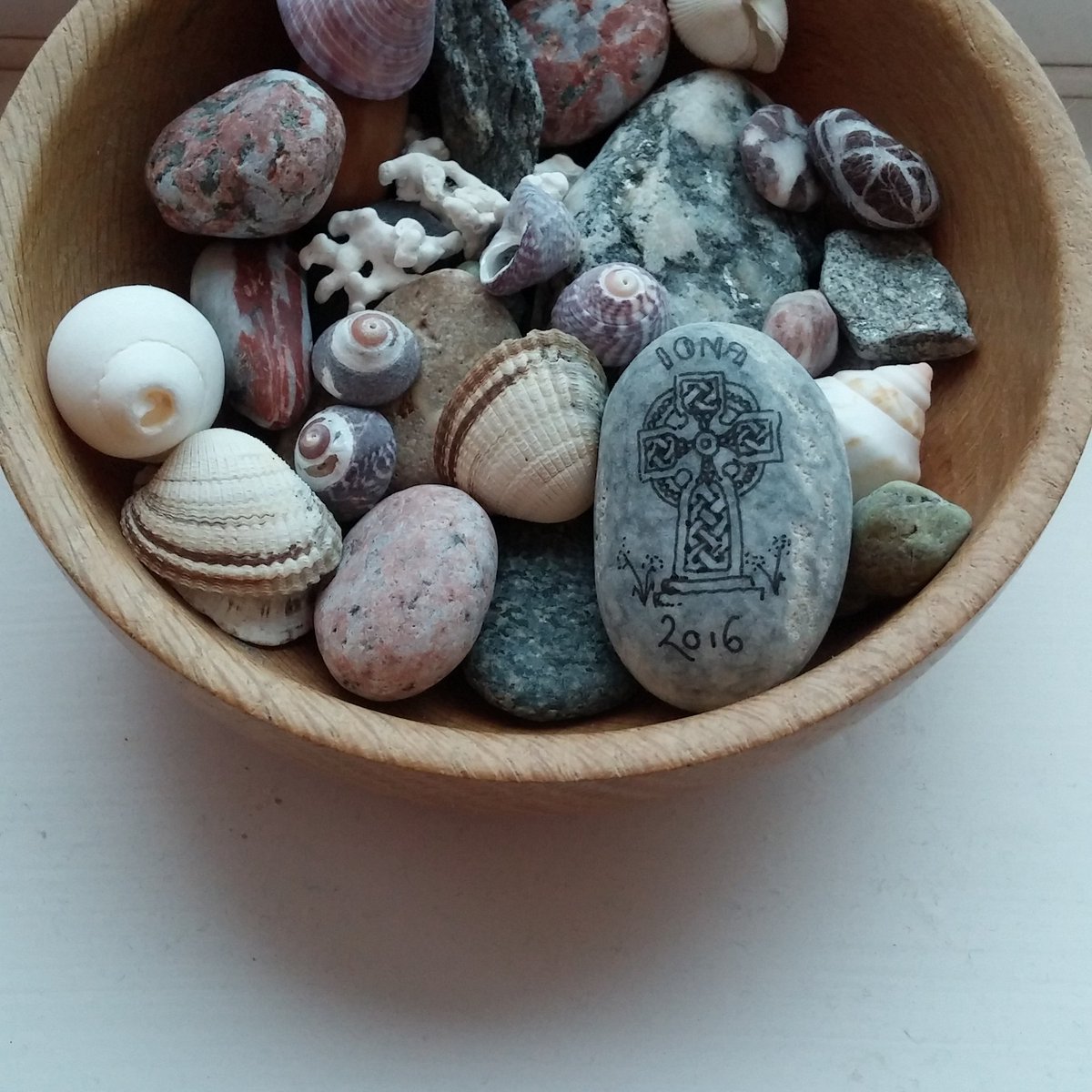 HelSingleton's tweet photo. Somethings Pink - quilt with Japanese fabric; bowl of holiday stones +shells #subtlecolours #bradfordphotoaday @hiddenbradford https://t.co/dcsqIEPw0F