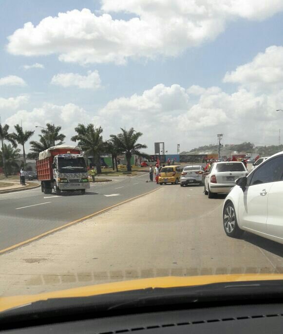 josedlmar's tweet photo. Se reporta cierre en la interamericana a la altura de Costa Verde de La Chorrera @radiopanama @PanamaOesteC13 @TraficologoO https://t.co/JxL1sg1BCL