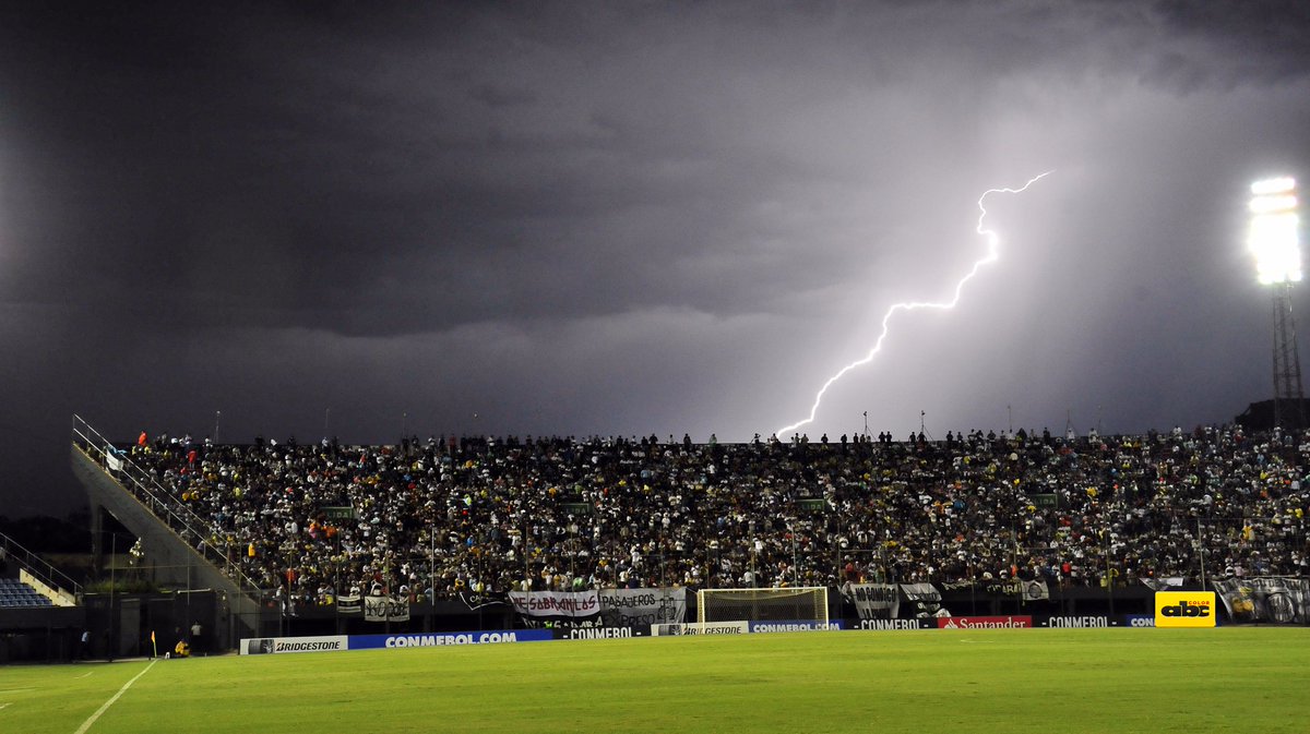 olimperropy's tweet photo. Necesité 16 cámaras y 114 Años de Gloria para obtener está foto de la mejor hinchada del mundo y el relámpago  Denme RT aunque sea 😭 https://t.co/f98bfYvKWY