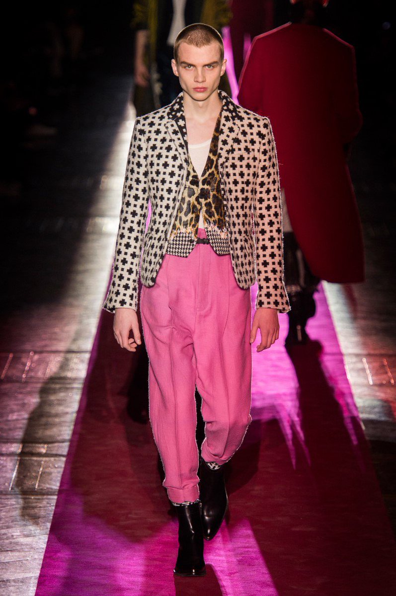 HommeEssential's tweet image. Interesting fabrics association and explosion of patterns at #haiderackermann FW17 #collection goo.gl/3ObicM