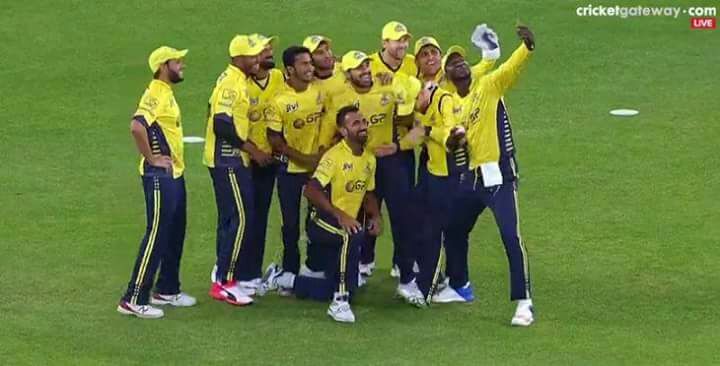 toobidoobi's tweet photo. Without cam selfie moment 😂
#KKvsPZ #PSL2017 #PeshawarZalmi https://t.co/WaaticZYV0