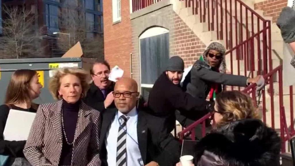 CNNPolitics's tweet photo. Protesters block Betsy DeVos from entering a public school in Washington https://t.co/DhvefwZ7NX https://t.co/CLnGiTWk9J