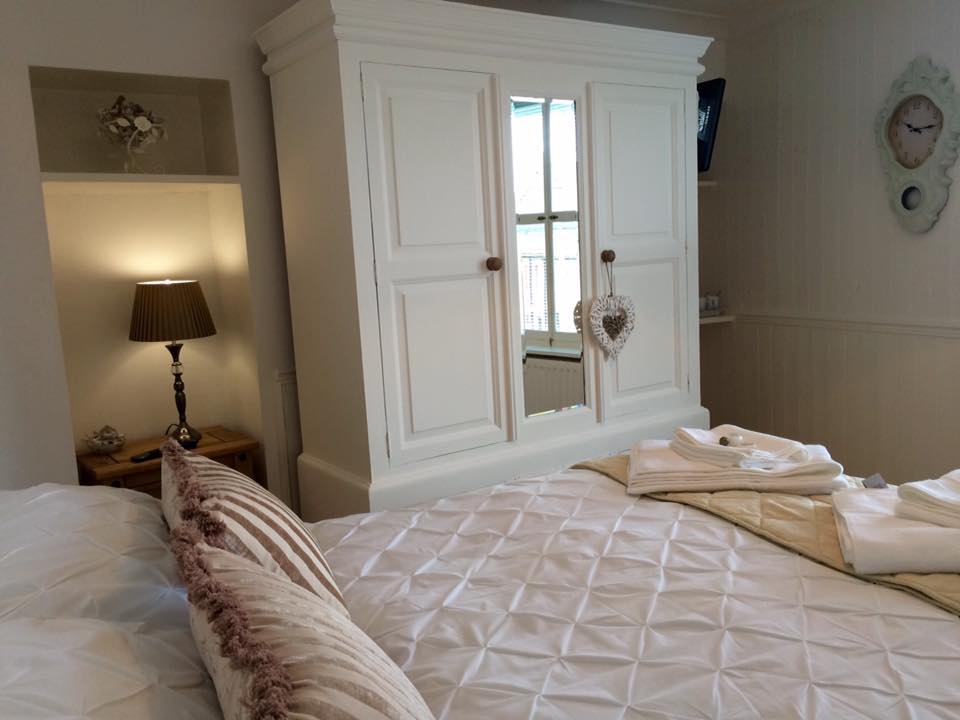 mavrick66's tweet photo. Lovely en suite double room with drinks facilities, TV, fantastic views, great location, inbox me for any inquiries 😊 https://t.co/JtSWRniU9o