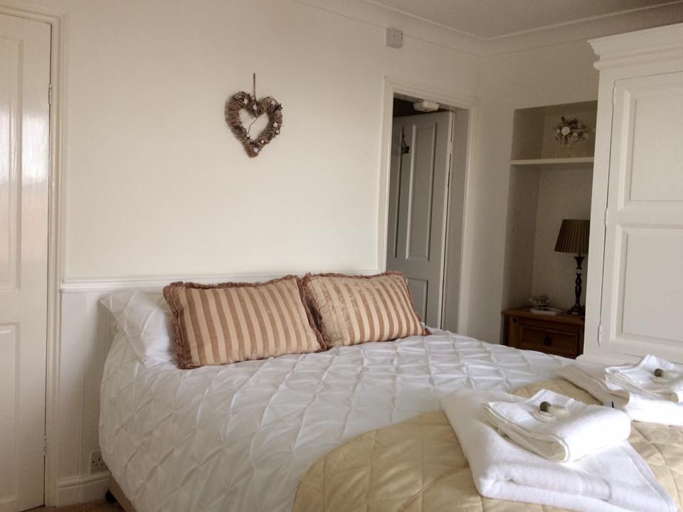 mavrick66's tweet photo. Lovely en suite double room with drinks facilities, TV, fantastic views, great location, inbox me for any inquiries 😊 https://t.co/JtSWRniU9o