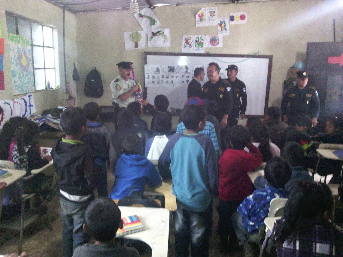 mingobguate's tweet photo. #DGPD Chimaltenango impartiendo "Las Funciones de la Policía y Violencia Escolar" a alumnos y maestros de primaria de EORM aldea Chimachoy. https://t.co/NftZ2JCkZw