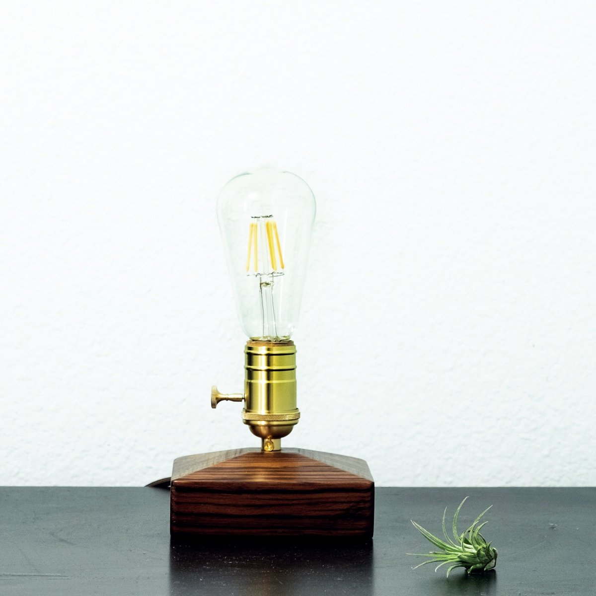 ApeIsDapper's tweet image. Come on, baby. Light my wire.