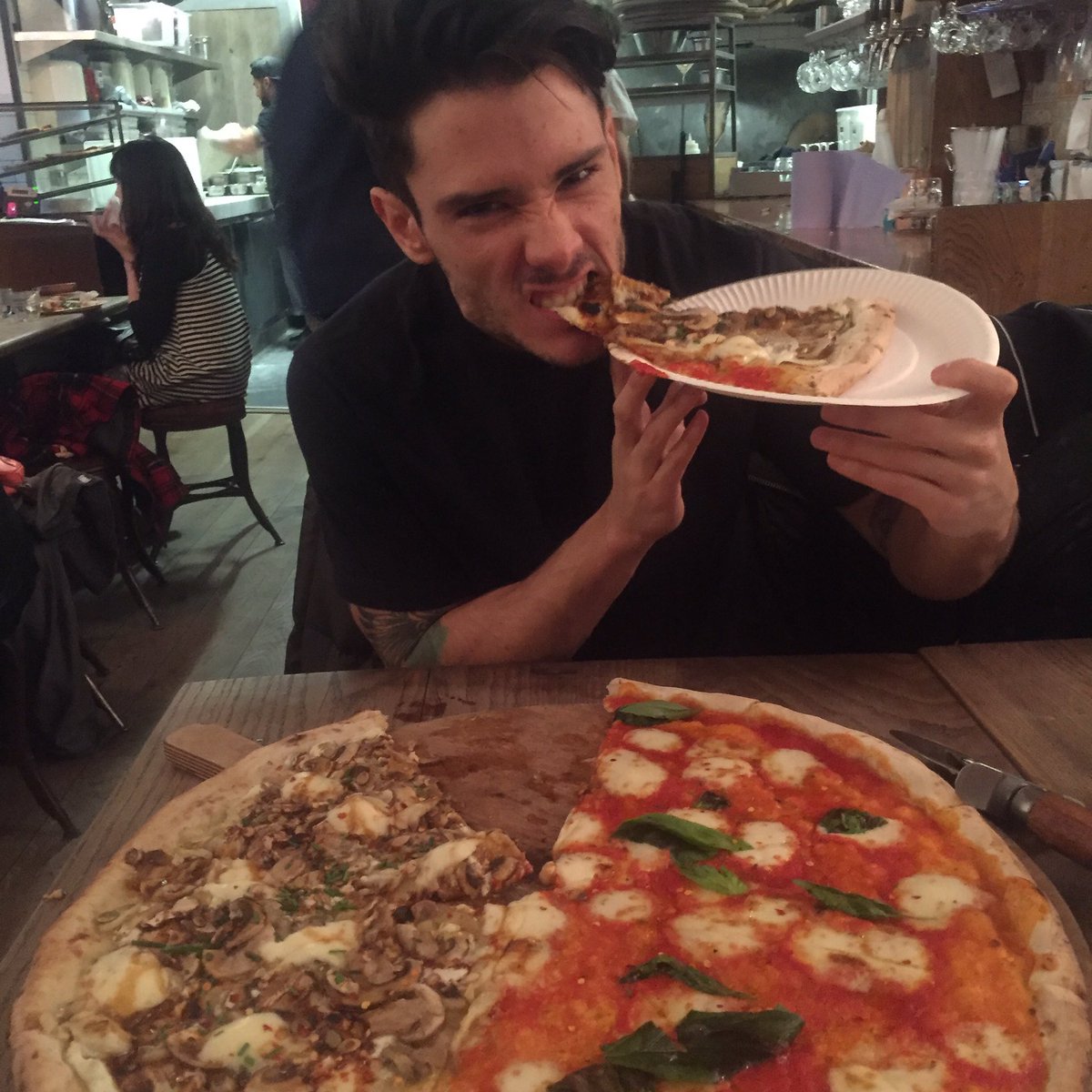 DiegoBarrueco's tweet photo. when pizza is life. https://t.co/SWJi7l7X7h