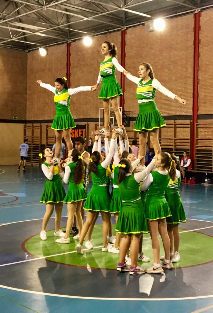 CurroCurroms's tweet photo. Nuestras ANIMADORAS!!!!@ColegioMirabal https://t.co/qe0j9RtVF4