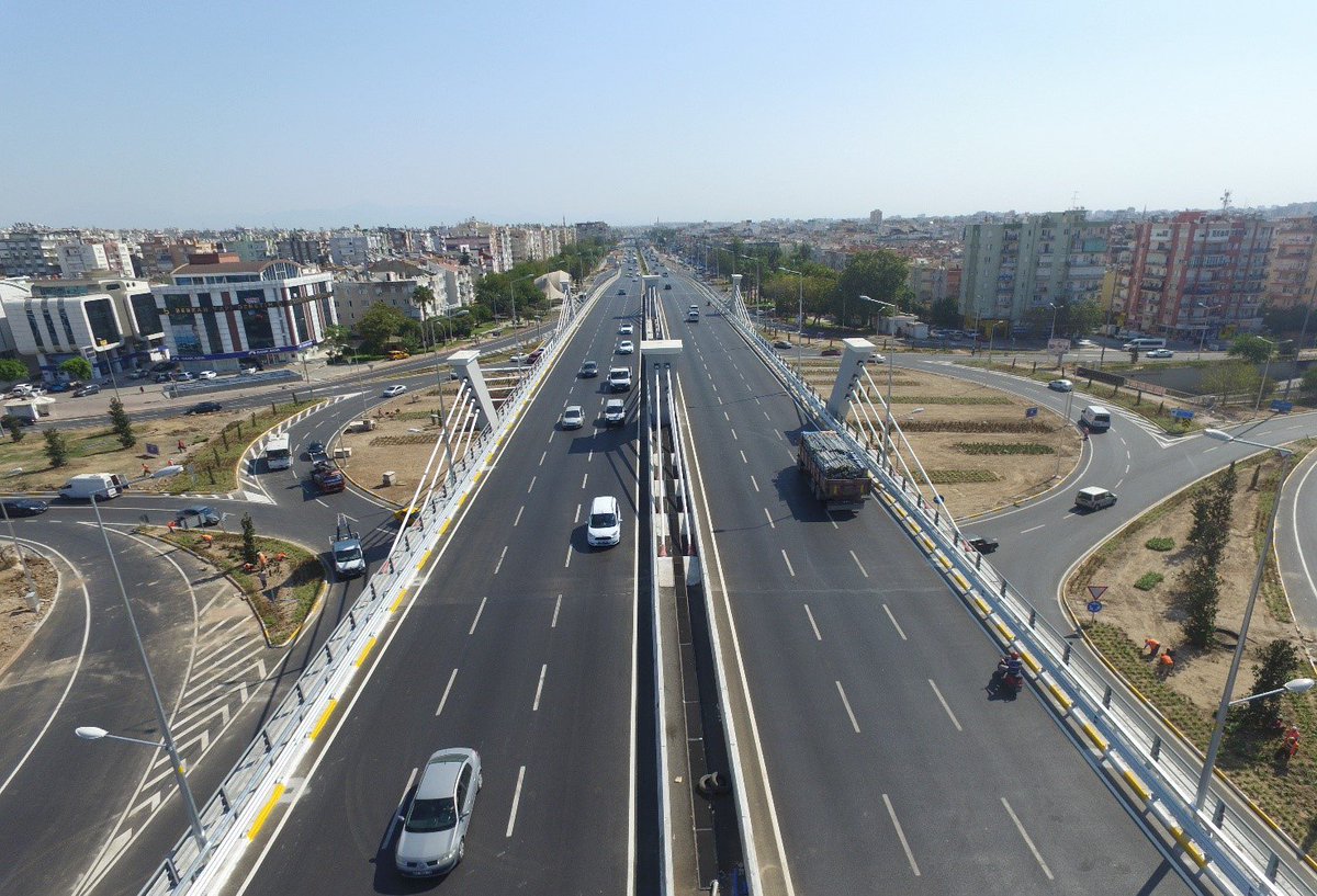 Hizmete giren Demokrasi(Gazi Bulvarı) ve 15 Temmuz (Çallı) Köprülü Kavşaklarıyla artık Antalya'mızda ulaşım daha hızlı, daha güvenli...