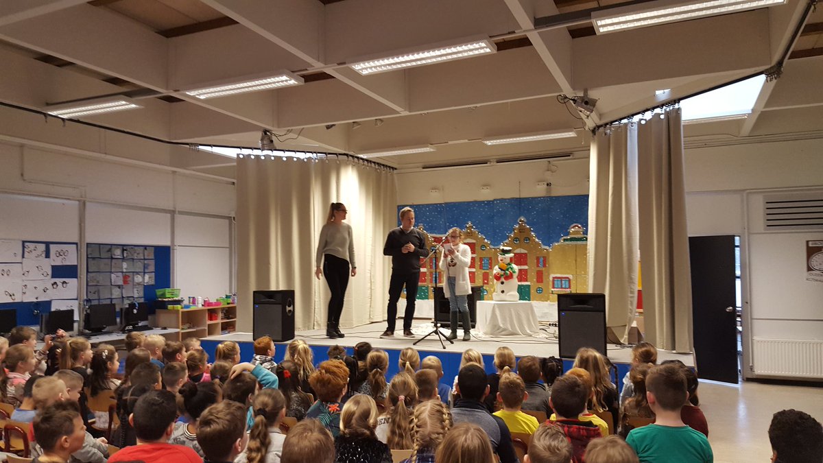 Obs_De_Albatros's tweet photo. Slot van de #poëzieweek. In samenwerking met @ Martin Gijzemijter.  Geslaagde lessen met Martin met mooie dichtresultaten van de kinderen. https://t.co/0aFkZlc8C6