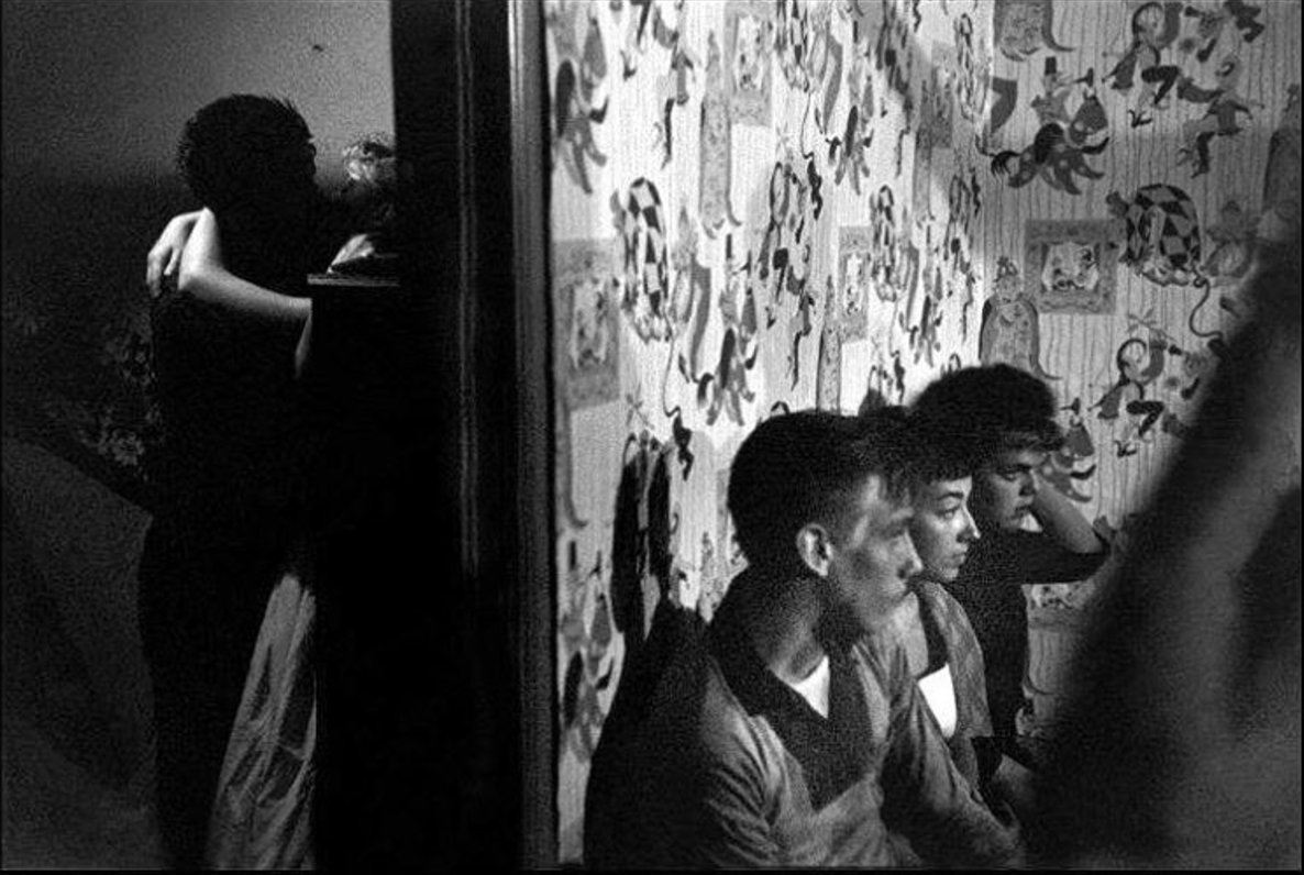 fullbleedtv's tweet photo. A look inside a 1950s Brooklyn gang, by Bruce Davidson: https://t.co/5LHLDC5bYp via @konbini https://t.co/lv1NNIWAaV