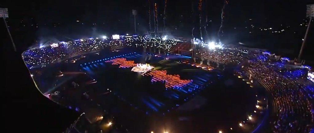 Look at one of the best example of the <a href="/PixMobOfficial/">PixMobOfficial</a> possibilities and creativity! #LED #wearabletech #Lightdesign pixmob.com/en/projects/de…