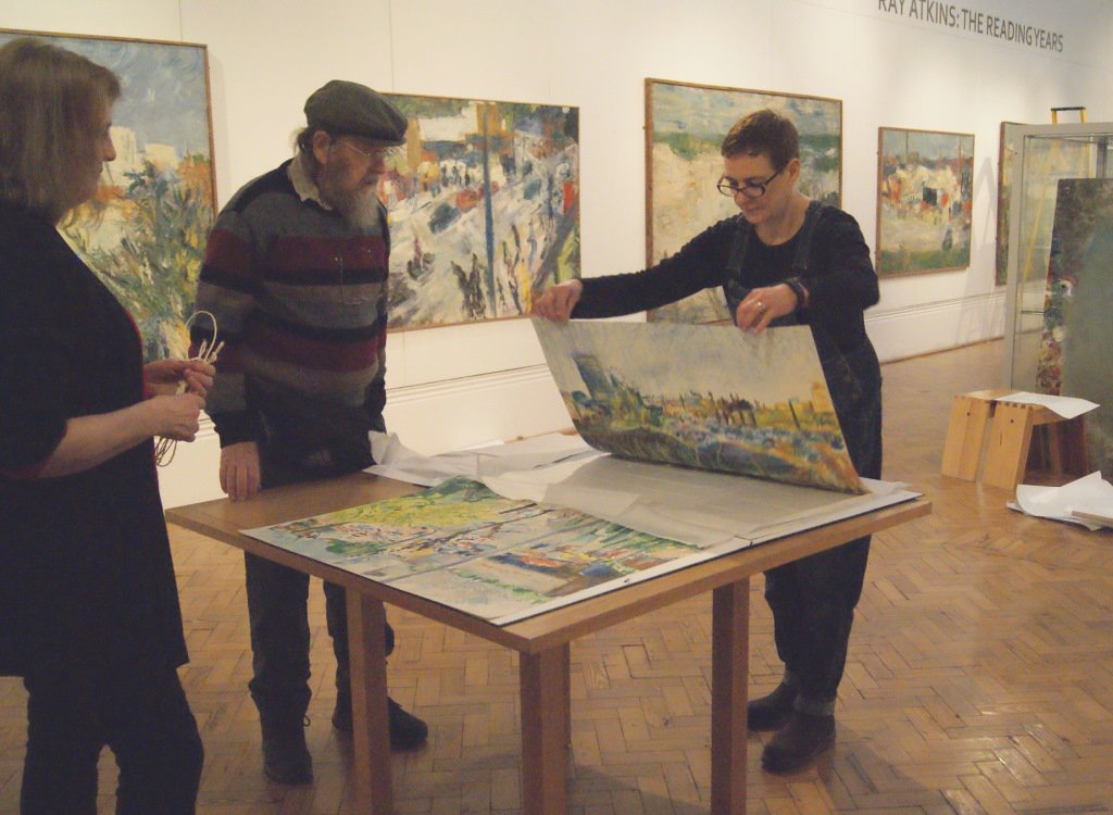 readingmuseum's tweet photo. #RayAtkins, Elaine and Catherine selecting drawings https://t.co/lJFsJDGRnQ