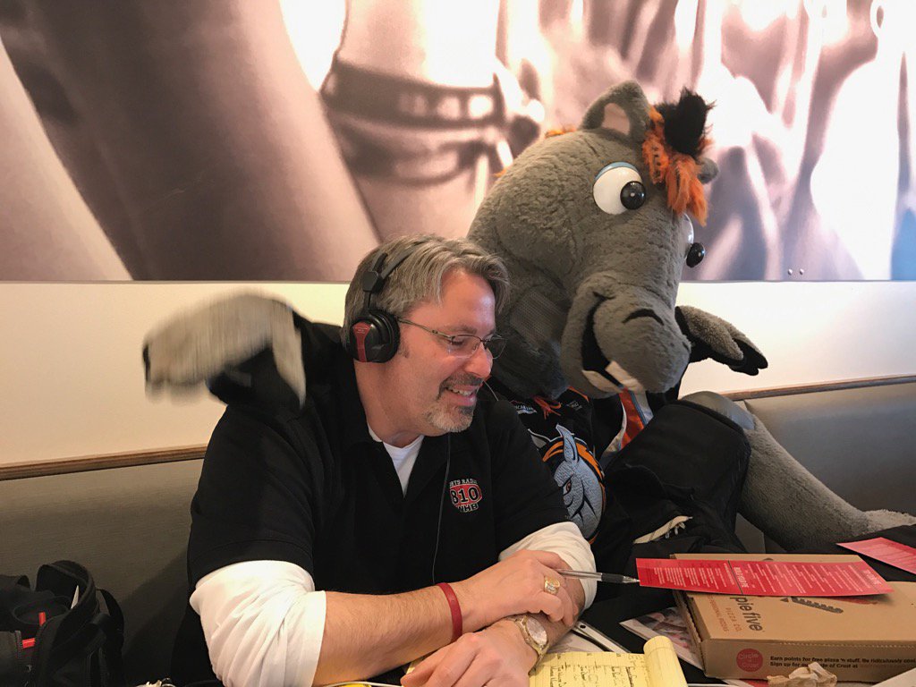 SorenPetro's tweet photo. This is how 2 Minute Drill went here at Pie 5 in Independence. Mac tried to crash the Drill. #Pie5 #MissouriMavericks https://t.co/WvFmYcoxBB