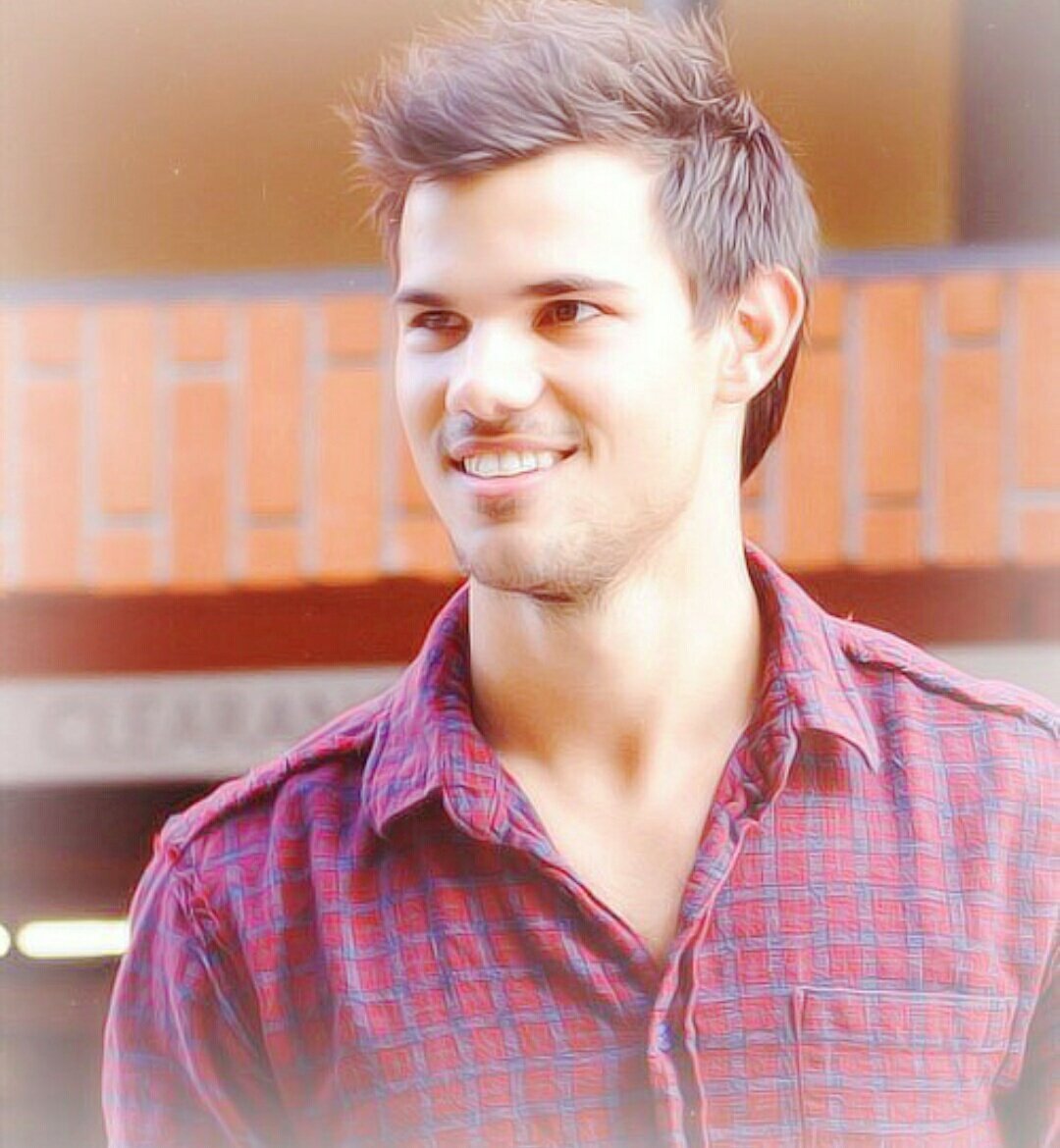 Happy birthday Taylor Lautner..... I\m so glad to wish your birthday.  