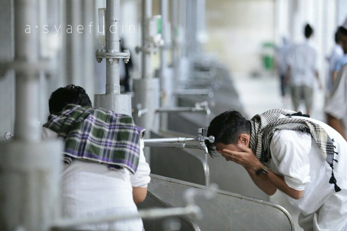 Wudhu lah untuk mensucikan diri dan hati #Aksi112 #aksidamai112 #istiqlal #memotretdenganhati