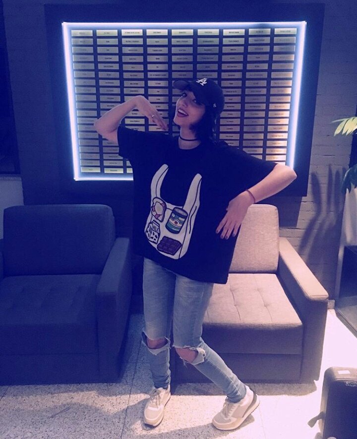 Central_JM's tweet photo. Jenni estava no estúdio Midas hoje e participou de uma live. https://t.co/c0QudzSSFC