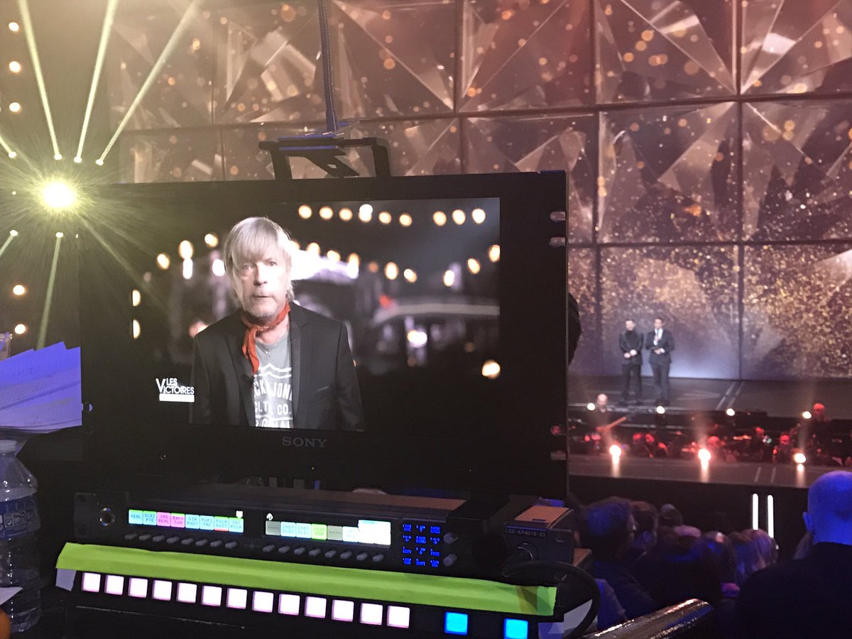 francetvpro's tweet photo. Artiste masculin de l'année pour @renaudofficiel aux #Victoires2017 sur @France2tv  "toujours debout" https://t.co/UeUqNWNgKq