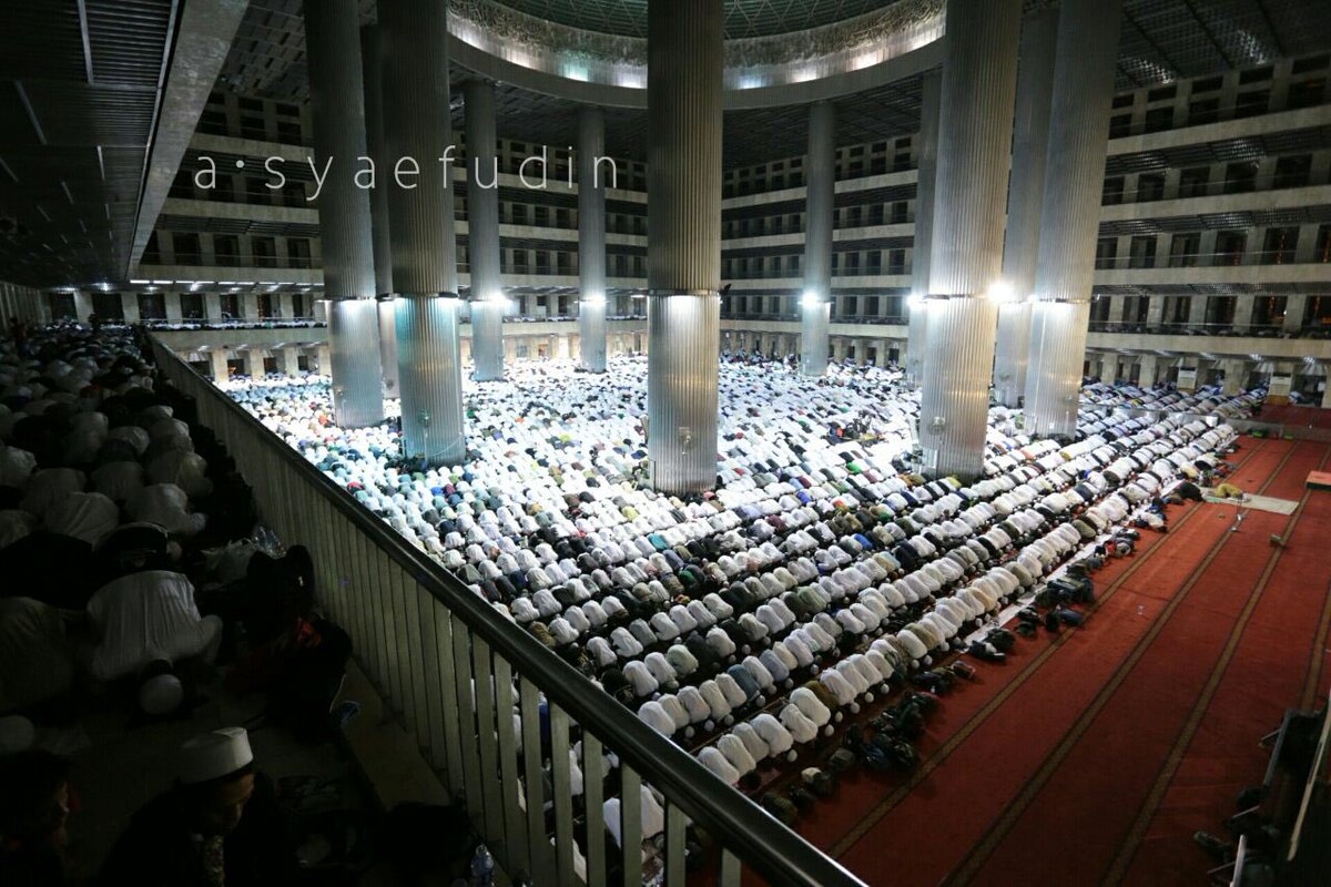 Dimanapun, asal suci &amp; bisa bersujud, kami tunaikan y Allah Yaa Rahmaan #aksidamai112 #Aksi112 #memotretdenganhati #istiqlal