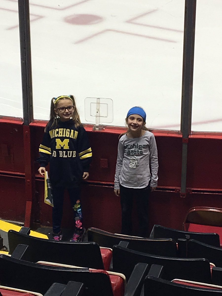 RandyOdgers's tweet photo. @JoeLouisArena, A little sibling rivalry tonight!  🥅 #DualInTheD https://t.co/M5nUo2z5TA