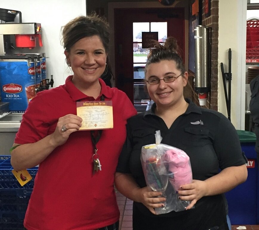 hmorvant_1's tweet photo. Chili's LC recognizing Sky Thibodeaux for increasing her ITR from 48 to 67% in 2 wks!GR-8 JOB! @tl1566 @SobenDesmeOscar @ChilisJobs @Chilis https://t.co/0X8AYZZxPX