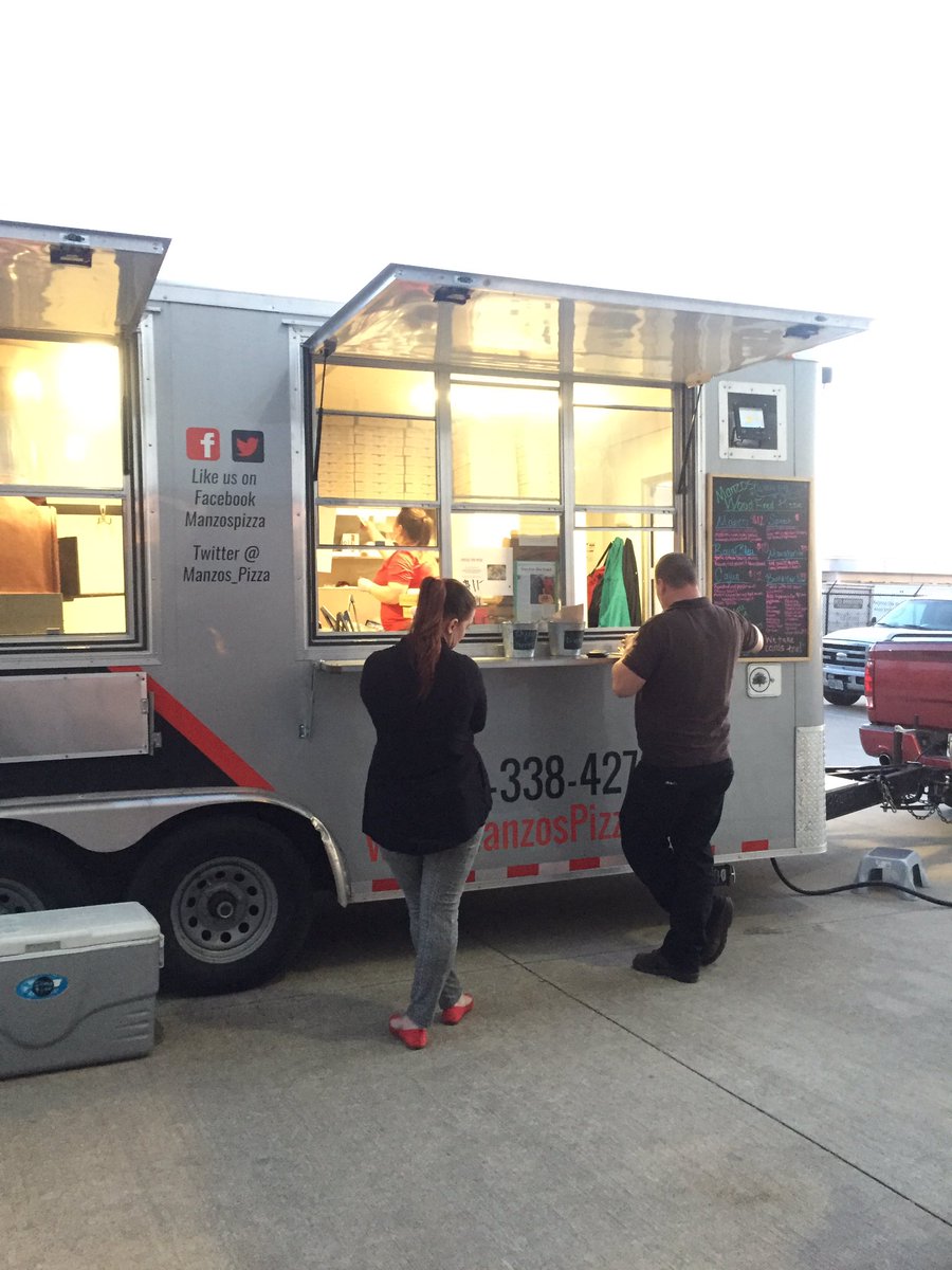 buroakbrewing's tweet photo. We've got Manzo's Pizza and Just Jeff's out here at Brewery Night Live! Only 1 hour until @Future_Thieves take the stage! https://t.co/ufkxVqrHyp