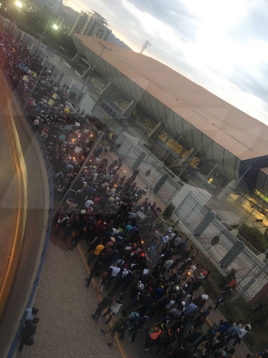 TN5Telenoticias's tweet photo. AHORA | Imágenes de la marcha en apoyo a Kevin Solórzano, el recorrido es desde la UNAH hasta Casa Presidencial. https://t.co/KOz0iGsTIM