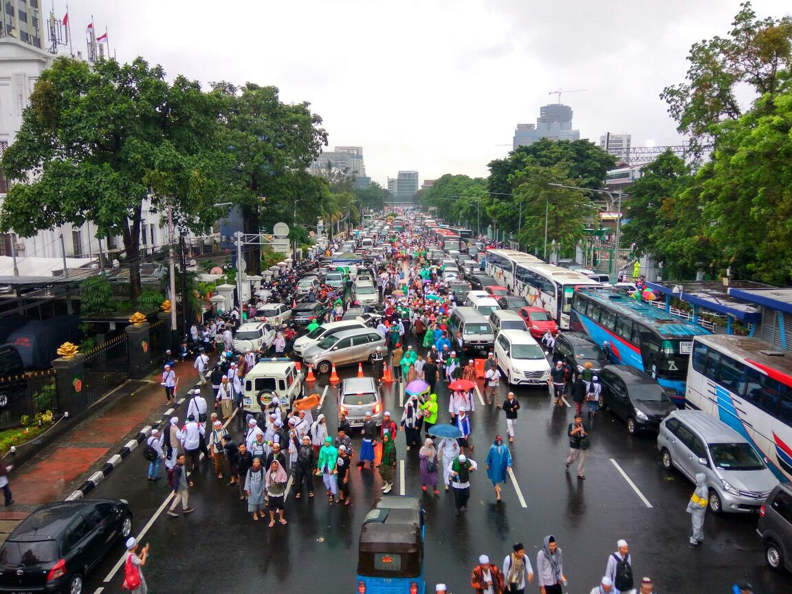 Pagi ini sekitaran #gambir .. gelombang Manusia terus berdatangan #AksiBelaIslam112 #aksidamai112 #aksi112 #memotretdenganhati #relawanfoto