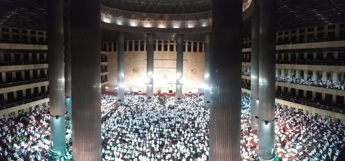 Suasana sholat Subuh tadi pagi..MARI BERSATU tegakkan Islam Rahmat tuk smua, jgn mau diPecAhbelah #AksiBelaIslam112 #aksi112 #aksidamai112