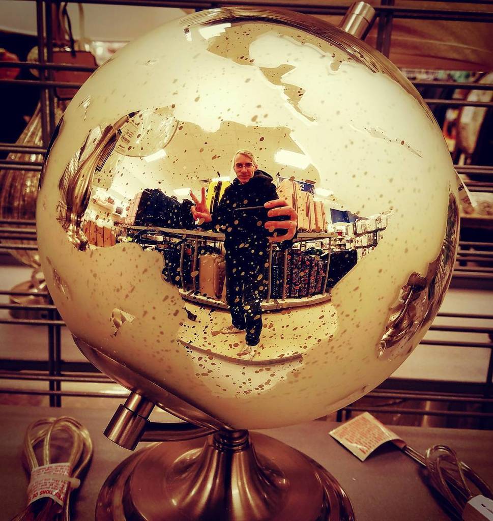micahphilbrook's tweet photo. "yo how about some world peace?", a self portrait
#concave #globe #selfie #peace✌ #peace #lamps #art #creativecommo… https://t.co/O7hplRETxH