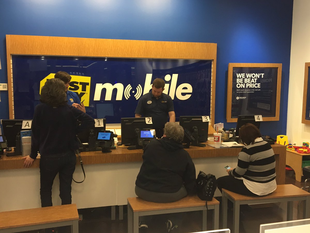 Adam__Craig's tweet photo. Best Buy Mid Rivers switching 4 lines to #Sprint! 4 lines and unlimited data for $90!?!? Hard to pass up!!#KSMOrocks @TimMiller44 @dougj2 https://t.co/zlzgl5Q1xG