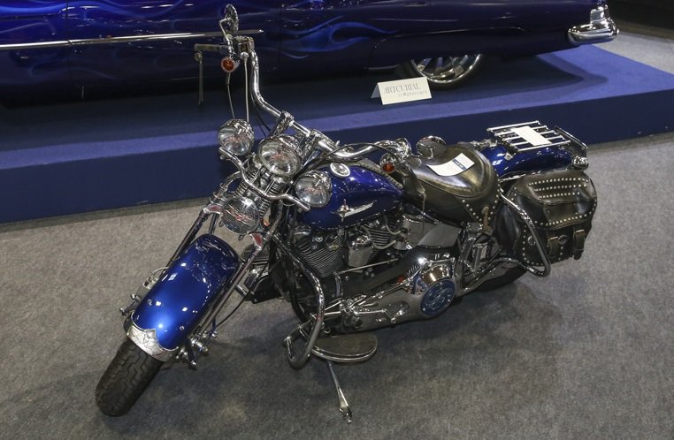 RetromobileFR's tweet photo. La Harley de Johnny Hallyday a aussi été vendue pour 28000€ au profit de l'association @labonnetoileorg @artcurial #retromobile https://t.co/z3GhYIF318