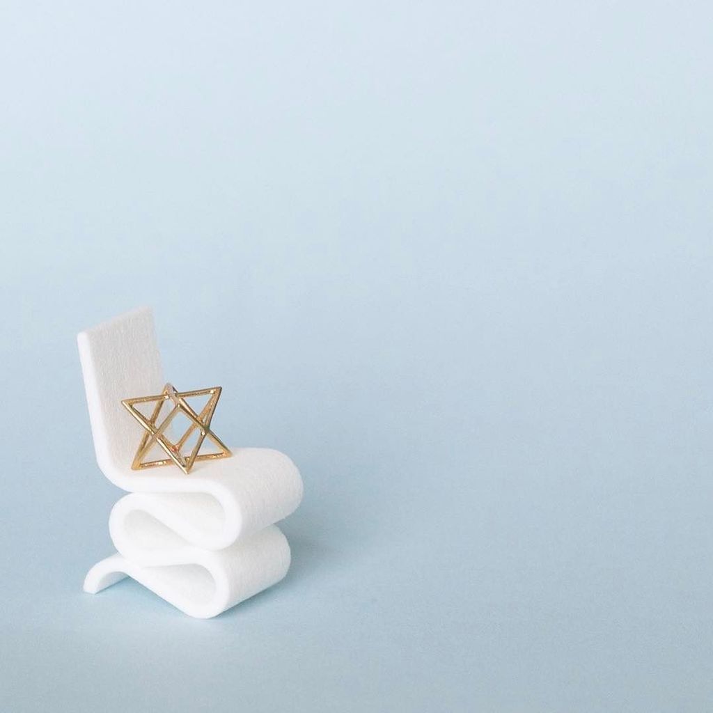 Alminty3D's tweet photo. Scale 1:24 #wigglechair #miniature #polyhedron #octahedron https://t.co/wJnVPlVwtu https://t.co/j7EoJ604Cq