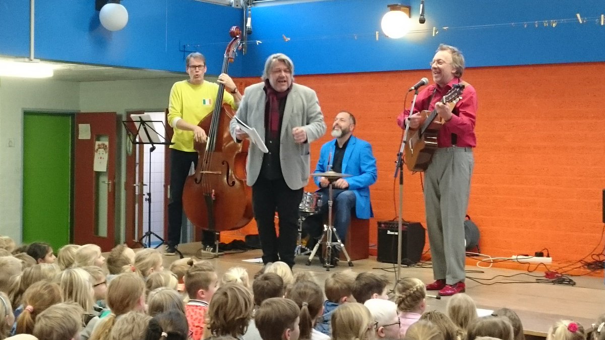 Ons eigen Joanneslied,  met dank aan alle leerlingen en muziekband Bender youtu.be/kI2XqxqhaT4